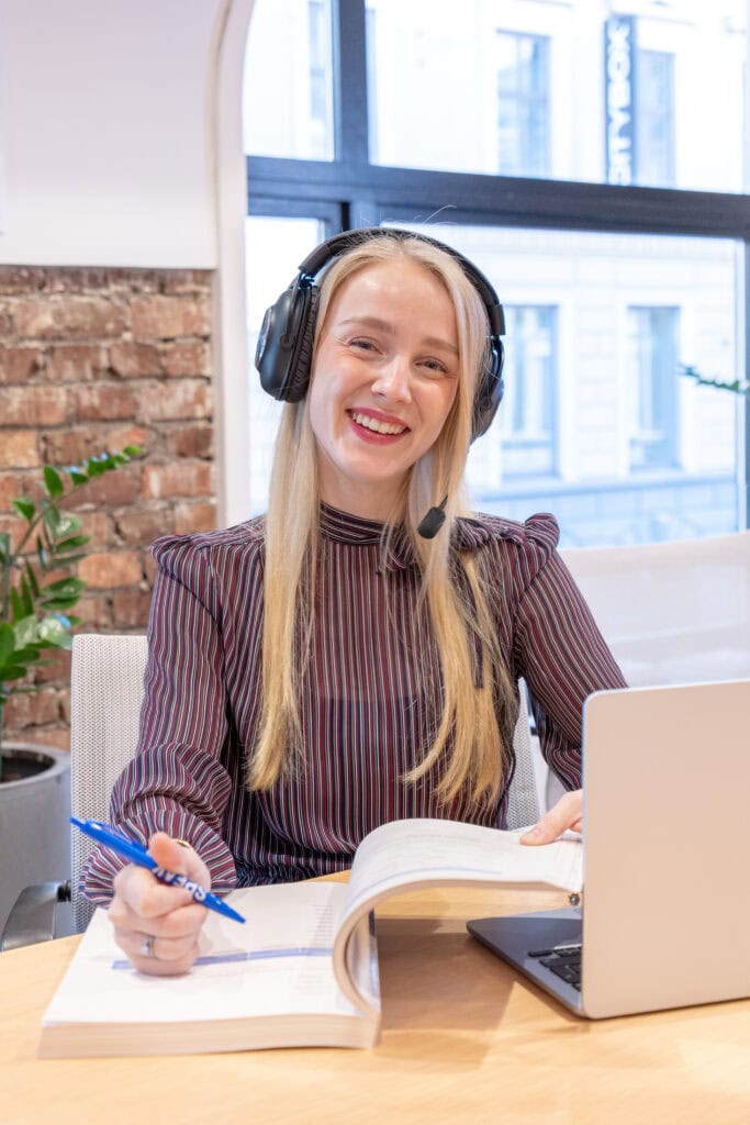 Kvinne med headset jobber i digitalbyrå i Oslo, fokus på digital markedsføring og webutvikling.