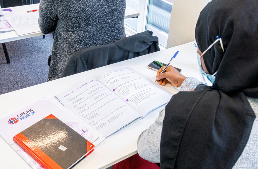 Person som jobber med digital markedsføring på kontor i Oslo, fokus på digitalbyrå tjenester.